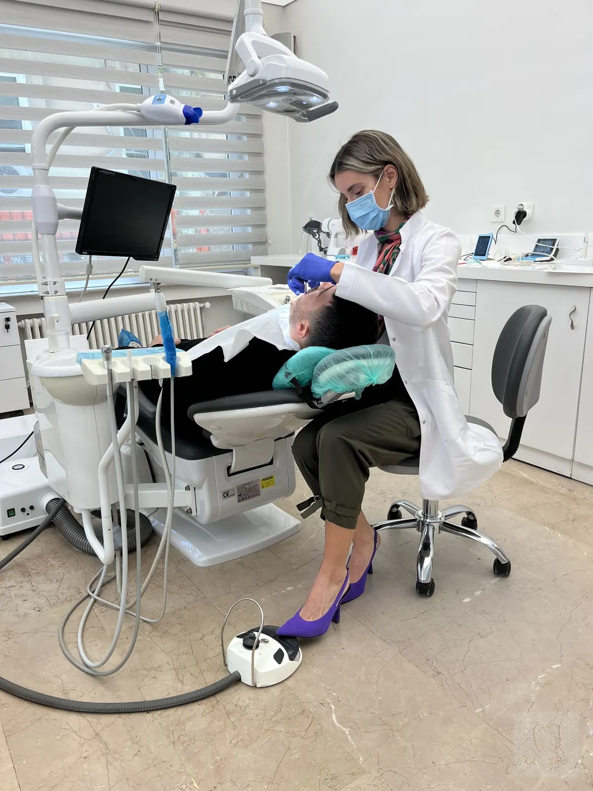 Dr. G. Cansu Öztürk treating a patient at GC Clinic Istanbul