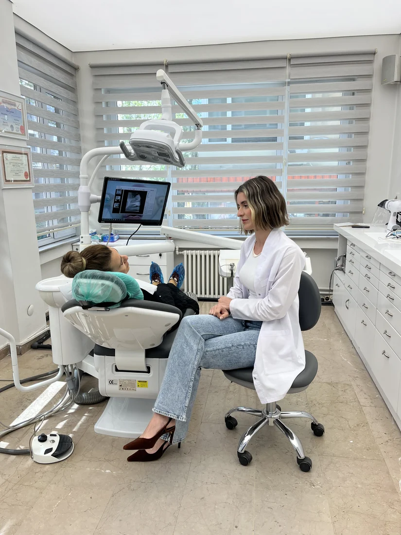 Dr. Cansu Öztürk in consultation with a patient at GC Clinic, Istanbul
