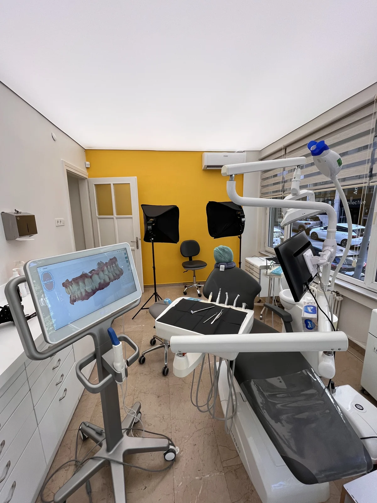 iTero intraoral scanner with a live 3D scan in the GC Clinic treatment room