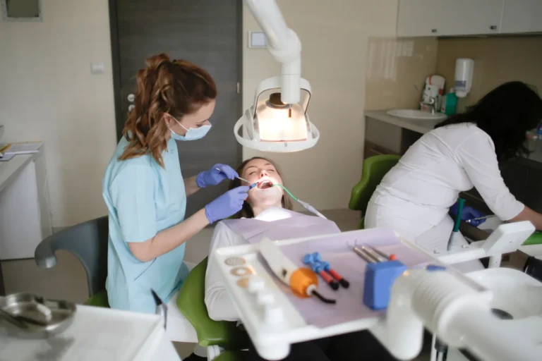 Bild: Behandlungsplan mit Risiko-Aufklärungs-Bogen auf Tisch, Premium-Klinik-Atmosphäre — GC Clinic Istanbul