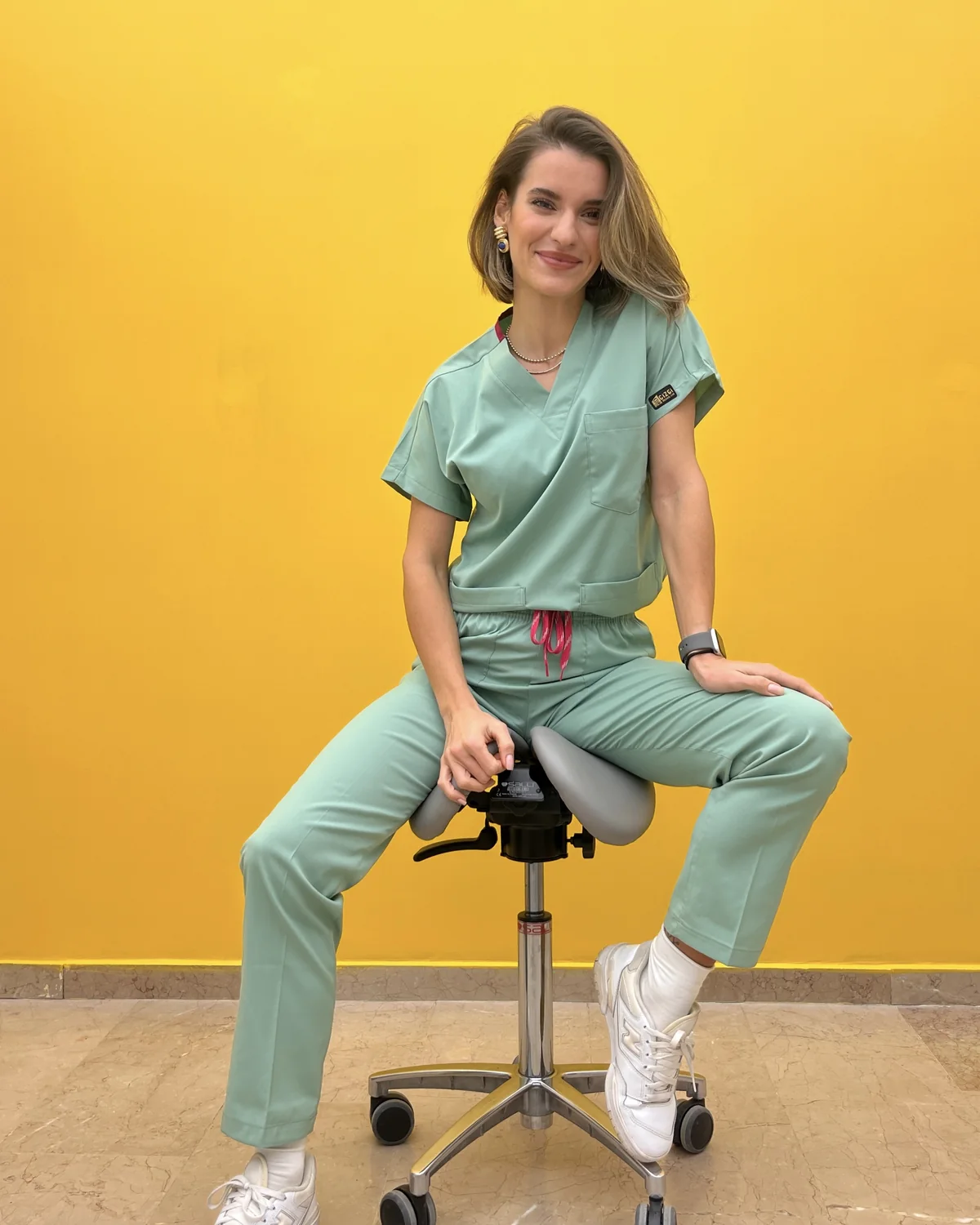 Dr.ssa Cansu Öztürk nello studio di trattamento di GC Clinic, Istanbul