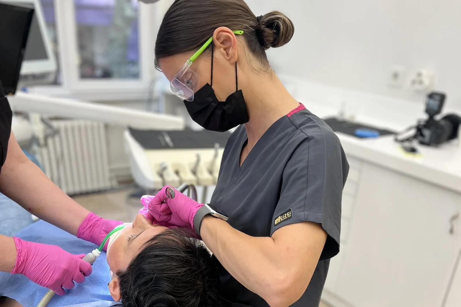 Operationsmikroskop mit Behandlungsstuhl in der Endodontie-Praxis — Spezialistin am Mikroskop