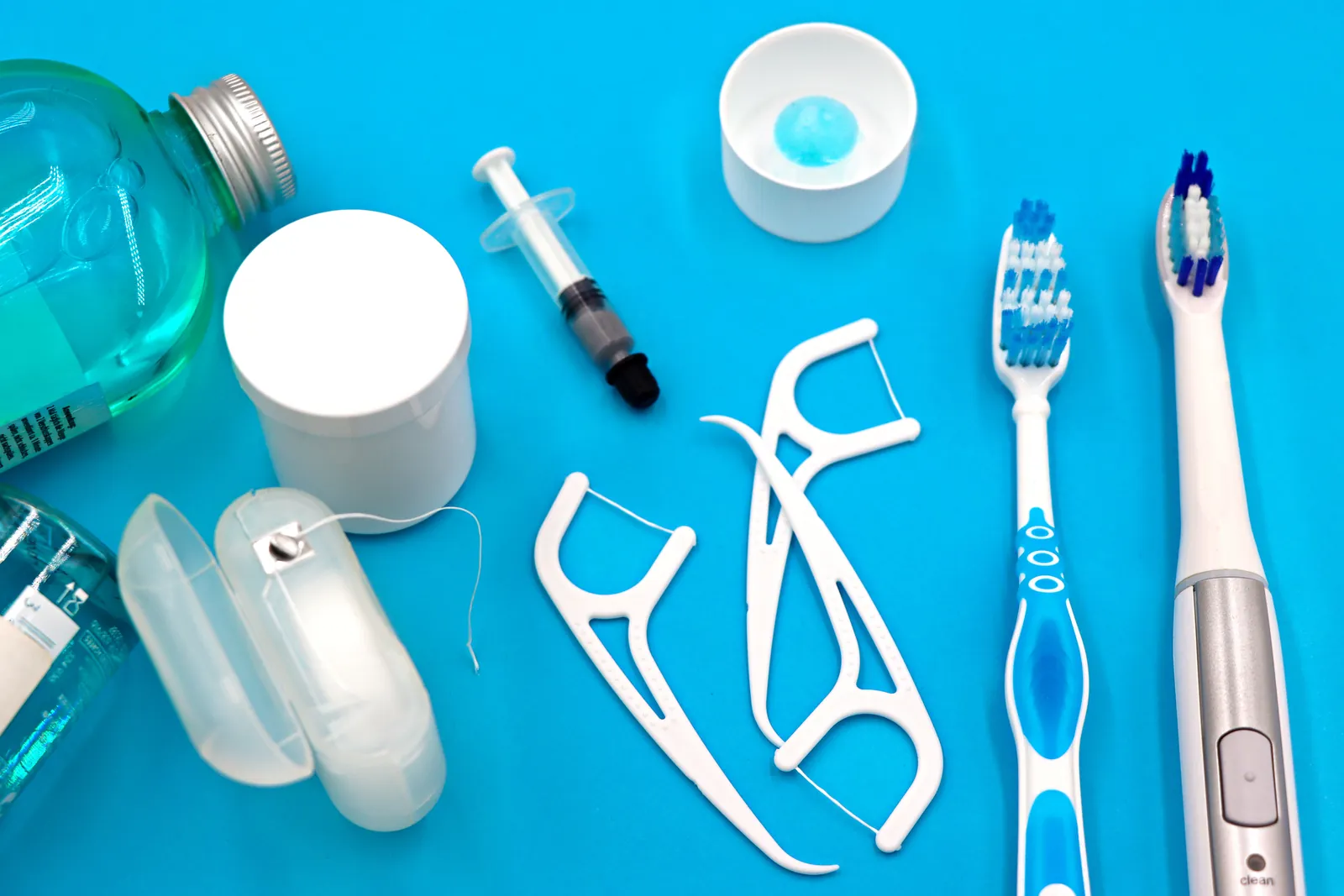 Interdentalbürste, Zahnseide und Mundspülung – Implantatpflege zur Vorbeugung von Periimplantitis