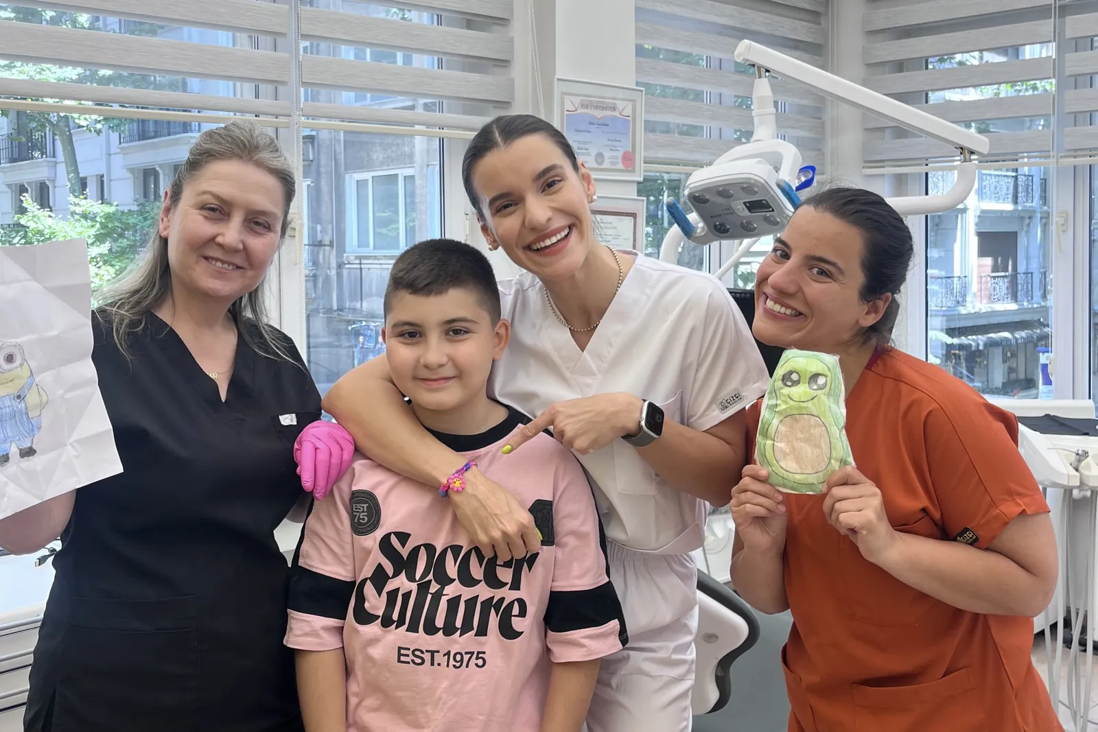 Familie aus der türkischen Diaspora beim Zahnarztbesuch in der GC Clinic Istanbul