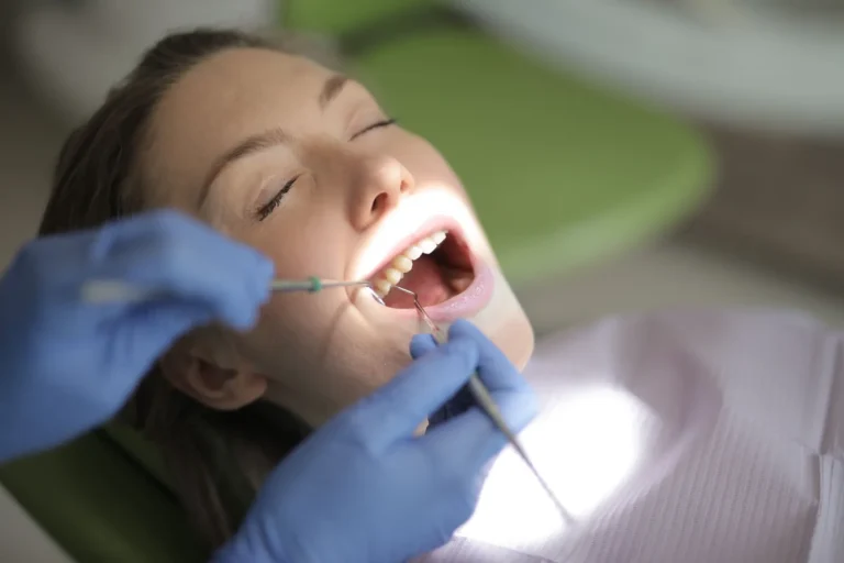 Bild: Ultraschall-Reinigungsgerät in Anwendung mit klar erkennbaren Zahnstein-Anlagerungen — GC Clinic Istanbul