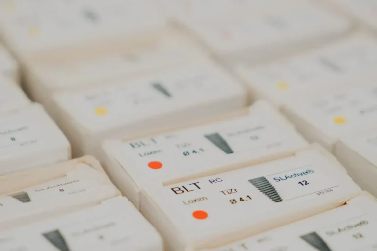 Welk Implantaatmerk Kiezen? Straumann, Nobel of Neodent — Eerlijke Vergelijking