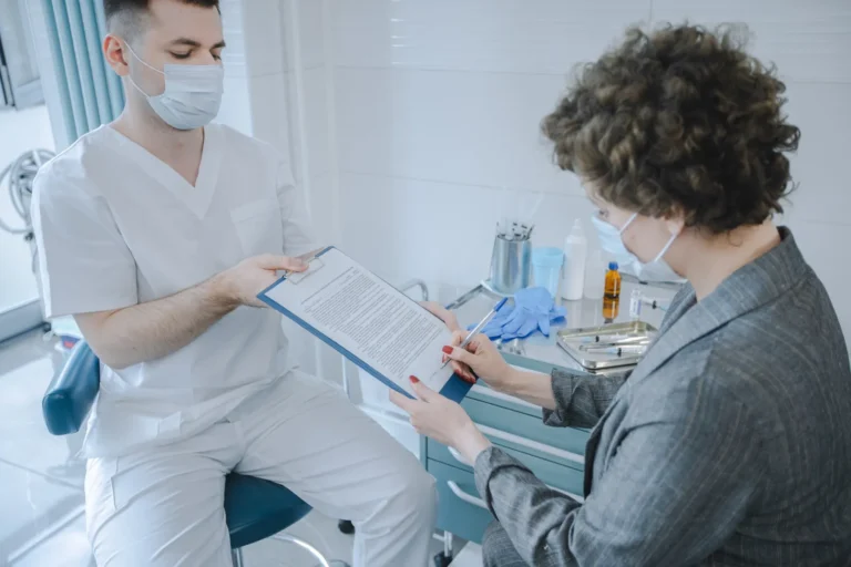 Patientin erhält in Istanbul den schriftlichen All-inclusive-Behandlungsplan am Empfang der GC Clinic